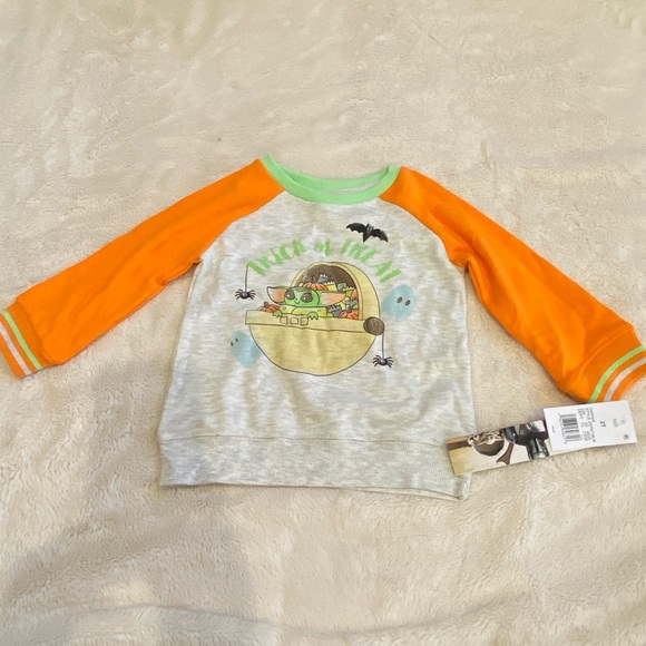Star Wars The Mandalorian Baby Yoda "Trick or Treat" Sweatshirt Boys' Sz 2T NWT - Picture 2 of 5